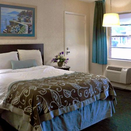 Azalea Inn & Suites Уилмингтън Екстериор снимка