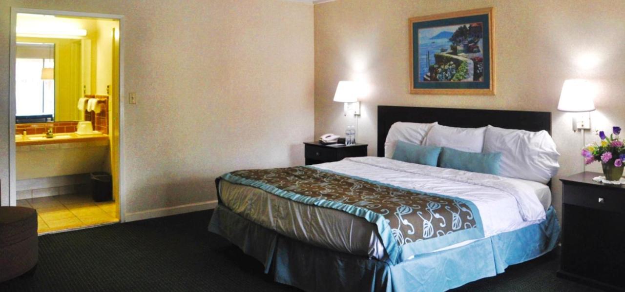 Azalea Inn & Suites Уилмингтън Екстериор снимка