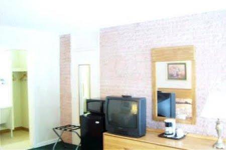Azalea Inn & Suites Уилмингтън Екстериор снимка